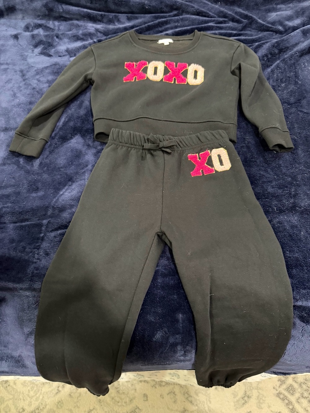 btween Black Kids Sweatshirt & Jogger Set with Pink and Cream 'XOXO' Patches